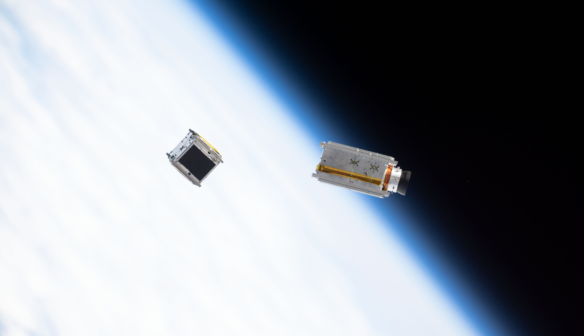 KRAKsat i Światowid wyrzucane z ISS na orbitę. Najlepsze zdjęcie na świecie.