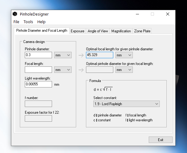 Screenshot z programu Pinhole Designer (średnica otworu i ogniskowa)